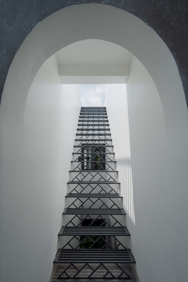 Cầu thang dẫn lên sân thượng.