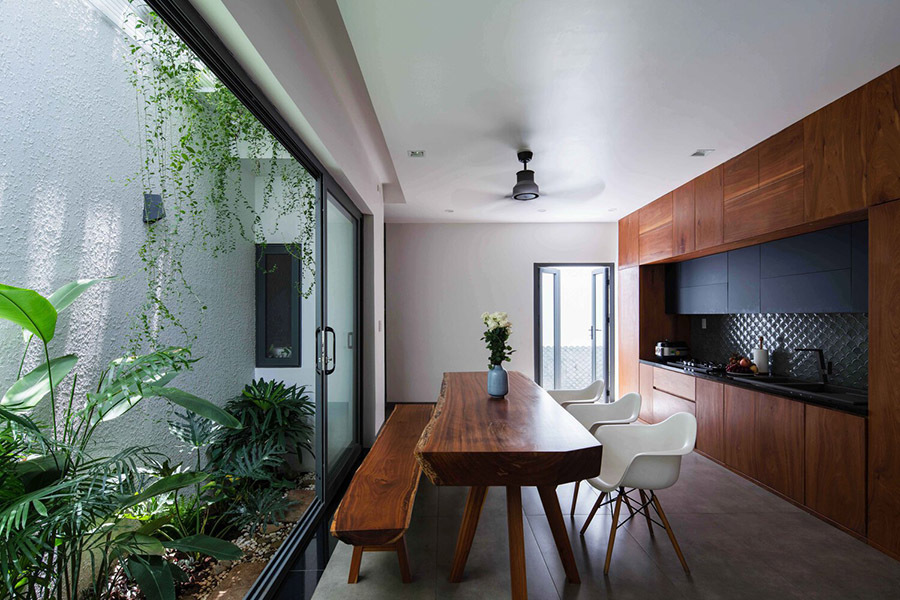 Dù là nhà ống nhưng các phòng chức năng đều có ánh sáng tự nhiên.