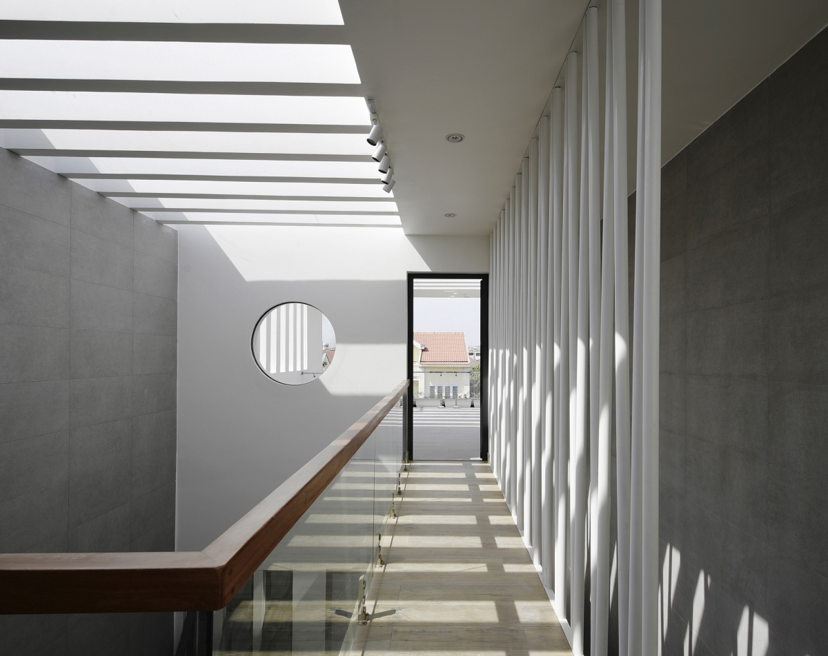 Mái nhà lắp kính góp phần không nhỏ đưa ánh sáng chan hòa khắp ngôi nhà.