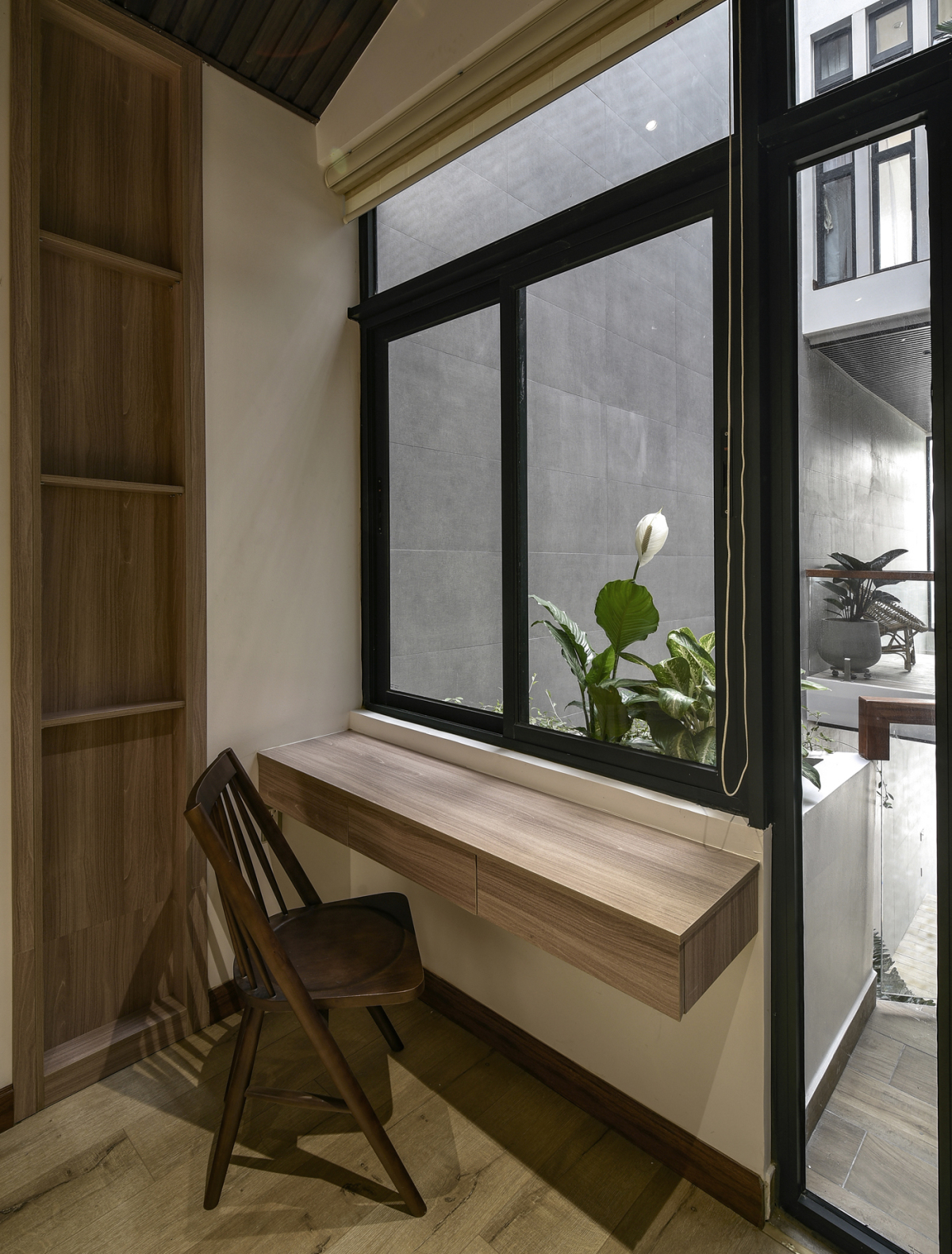 Trừ nhà vệ sinh nằm trong các phòng ngủ, tất cả các không gian chức năng đều tiếp xúc trực tiếp với khu vực thông tầng, nhờ cửa ra vào và cửa sổ.